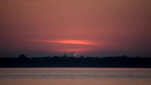 Escénica salida del sol sobre el agua con hermoso cielo — Vídeos de Stock