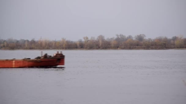 El lapso de tiempo de la larga barcaza en el río. Disparo en Ucrania — Vídeos de Stock