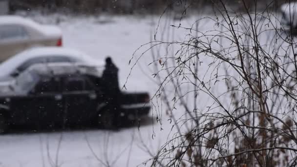 Adam araba yer otopark üzerinde fırça ile kar kaldırır — Stok video