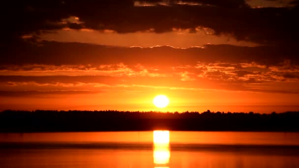 Escénica salida del sol sobre el agua con hermoso cielo — Vídeos de Stock