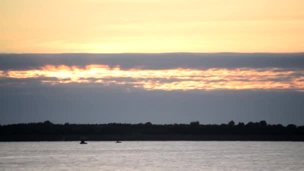 Vroege ochtend op meer of rivier. Time-lapse — Stockvideo