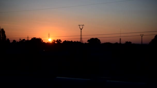 Paysage urbain avec rayons de soleil derrière les tours de transmission — Video