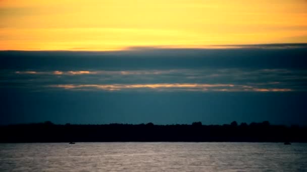 Tidsinställd av blått och orange färgglada moln i gryningen över en flod — Stockvideo