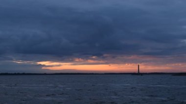 Deniz feneri ile güzel gündoğumu