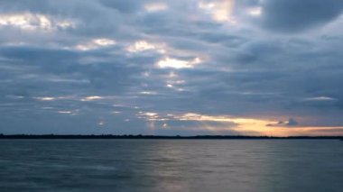 Zaman atlamalı su üzerinde şafakta muhteşem bulutlar