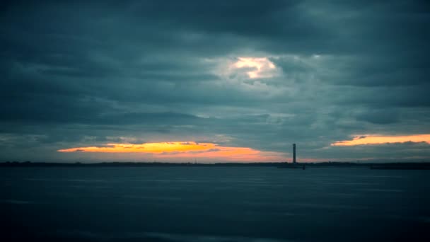 カラフルな雲と夜明けの間に灯台とタイムラプス — ストック動画