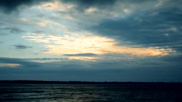 Dramatische wolken bij dageraad over rivier- of meerwater — Stockvideo