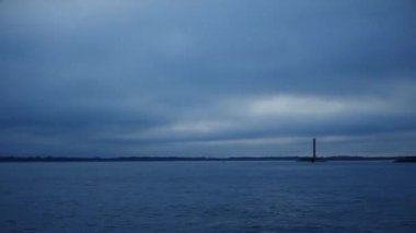 Dinamik bulutlar hızlı su ve deniz feneri üzerinde hareket