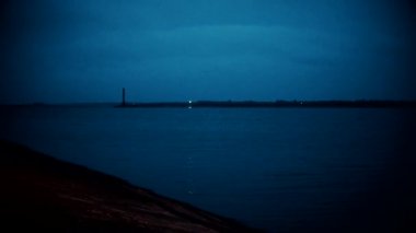 Deniz feneri gece yanıp sönen