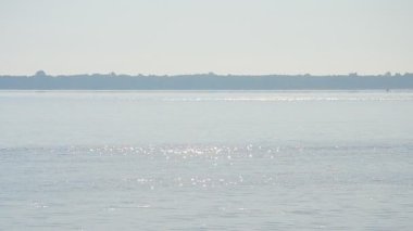 Su yüzeyi bir nehir veya göl güneşte ışıltılı