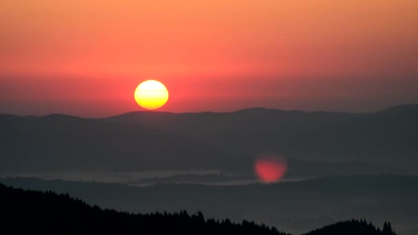 Caducidad de la salida del sol en las montañas Cárpatos con destello de lente — Vídeo de stock