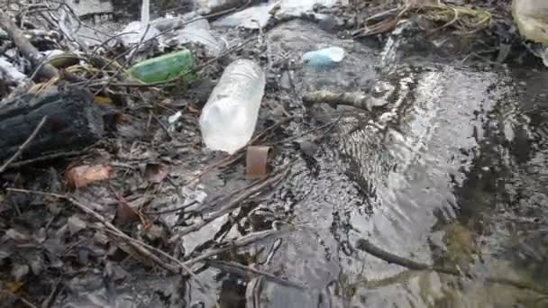Ruisseau jonché de déchets ménagers — Video