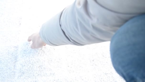 Написание слова SNOW на снегу пальцем — стоковое видео