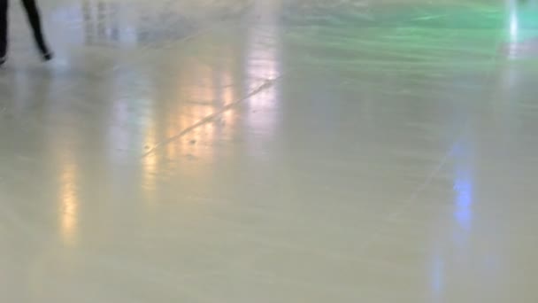 在溜冰场上溜冰的人 — 图库视频影像