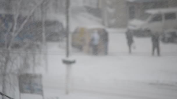 Neve pesada caindo em uma cidade — Vídeo de Stock