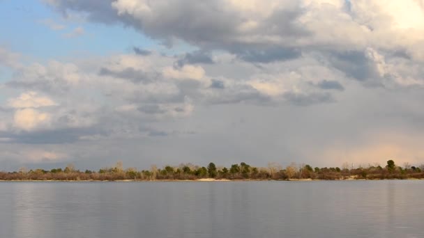 Linie oblačnosti s pohyblivými mraky nad řekou Dnieper — Stock video