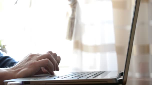 Mãos de jovem magro digitando rapidamente no laptop em casa — Vídeo de Stock
