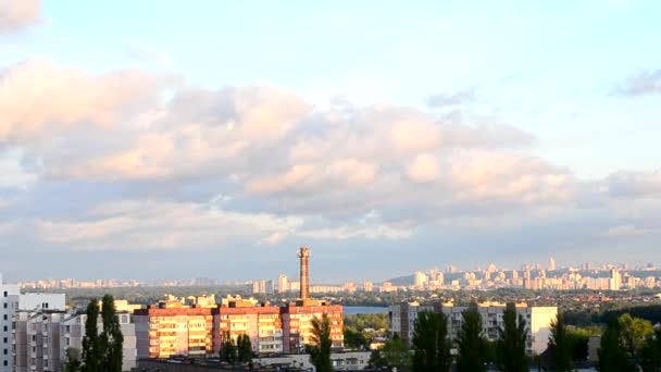 Waktu awan indah bergerak di atas lanskap kota Kiev — Stok Video