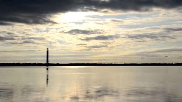 Zeitraffer der Wolken im Morgengrauen mit Leuchtturm — Stockvideo