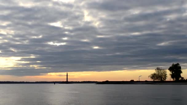 Dramatyczny upływ czasu z ciemnoniebieskimi chmurami o świcie i latarni morskiej — Wideo stockowe