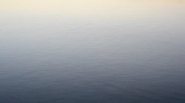 Taş suya düşer ve yüzük yüzeyi üreten plops