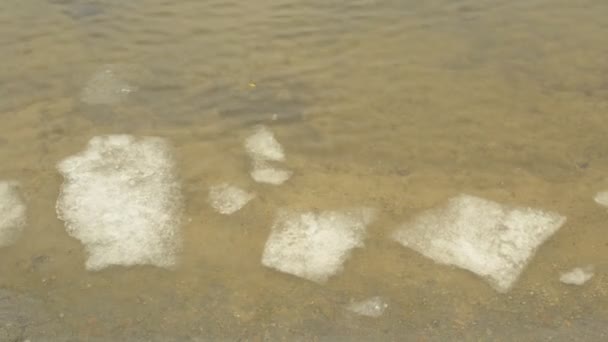 Шматочки, блоки і потоки льоду плавають на поверхні води — стокове відео