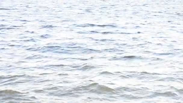 Surface de l'eau couverte d'ondes. Tir à haute clé 