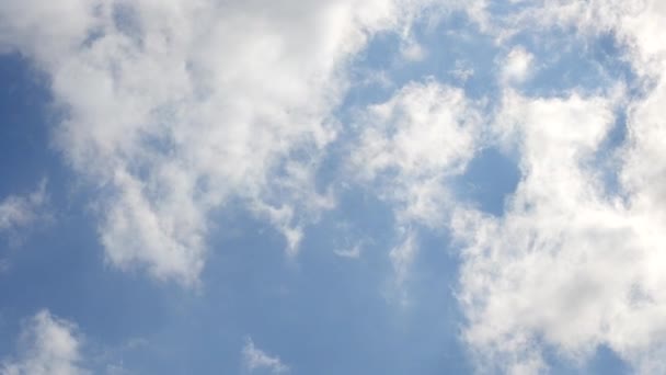 Weiße Wolken, die sich vor blauem Himmel bewegen — Stockvideo