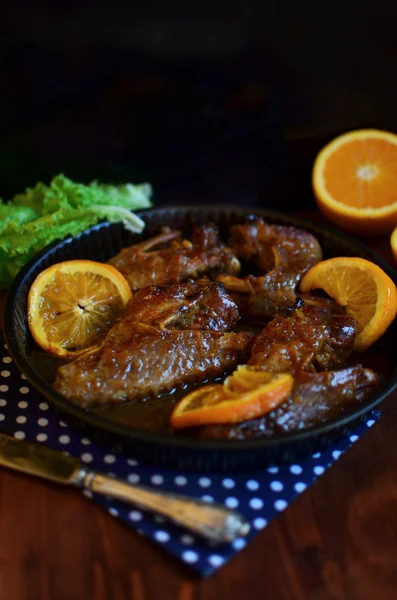 Alas de pato a la parrilla con cuñas naranjas —  Fotos de Stock