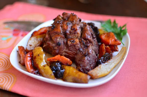 Carne con peras y frutos secos —  Fotos de Stock