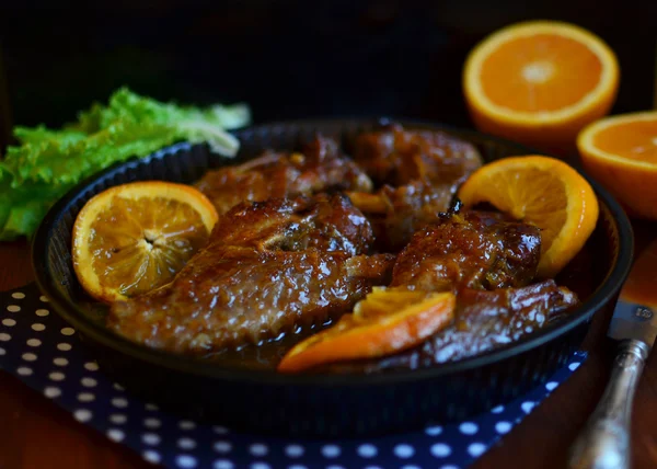 Alas de pato con naranjas —  Fotos de Stock