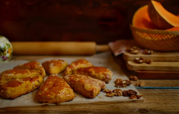 Pompoen scones met walnoten — Stockfoto