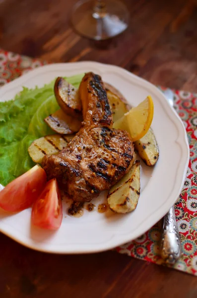 Cerdo deshuesado a la parrilla en adobo de mostaza granulada — Foto de Stock