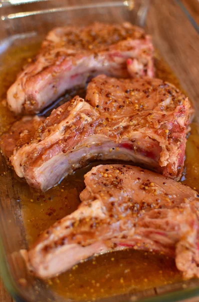 Hueso de cerdo en adobo de mostaza granulada — Foto de Stock