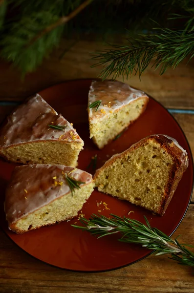 Tarta de limón con romero y glaseado de limón —  Fotos de Stock