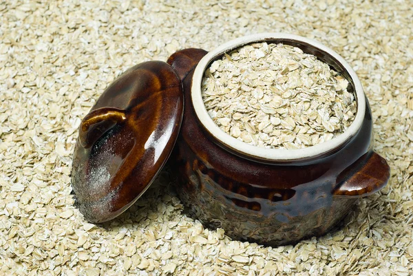 Harina de avena en una olla de barro — Foto de Stock