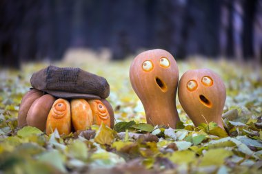 Sonbahar ormandaki üç Halloween kabak