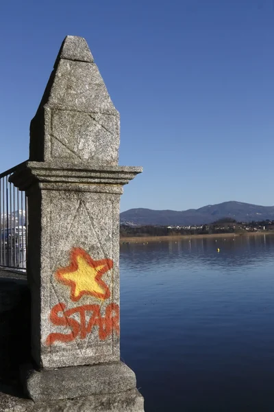 Bir göl kıyısında yıldız grafiti