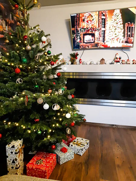 Işıklı ve süslemeli en güzel Noel ağacı. 