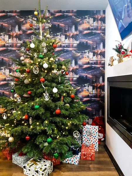 Işıklı ve süslemeli en güzel Noel ağacı. 