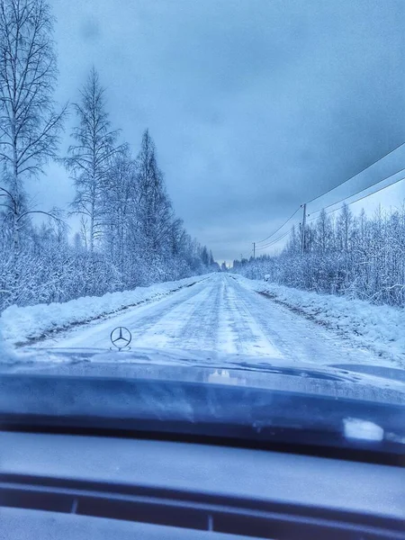 Soğuk kış gününde araba sürüyorum.