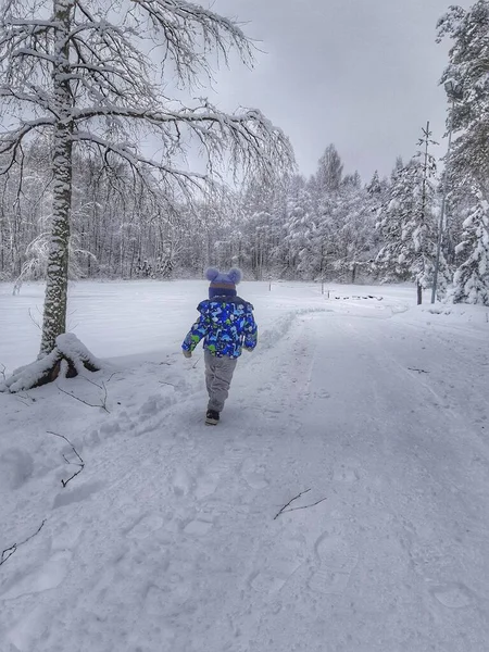 Soğuk kış gününde koşan çocuk