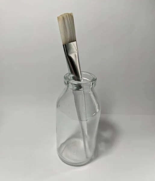 beyaz arkaplanda şişe aksesuarları