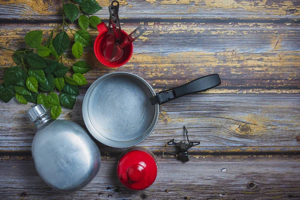 elements for cooking and eating, in the field, emergency food, survival, plate, cutlery, glass and canteen, on wooden board