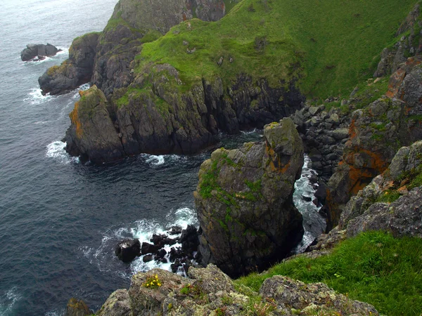 Kliffen, rotsachtige breuken en de zee — Stockfoto