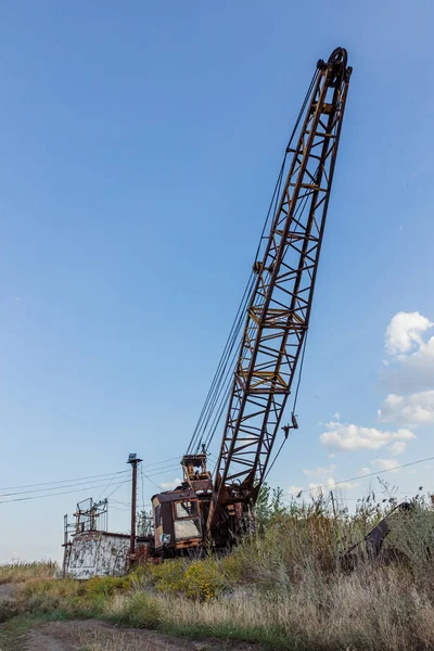 Bir yaz günü, açık hava sanayi bölgesinde, uzun süredir madencilik yapan bir kazıcı duruyor..