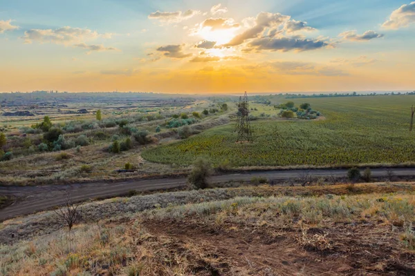 Gün batımının tepesinden düz manzaranın üzerine manzara