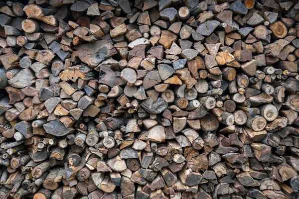 Sığınağın altına düzgünce istiflenmiş odun demetleri.