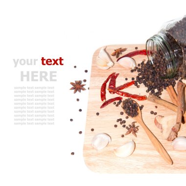 Kara biber ve sarımsak kesme tahtası üzerinde 