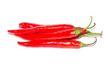 Kırmızı biberler beyaz arkaplanda izole edilmiş